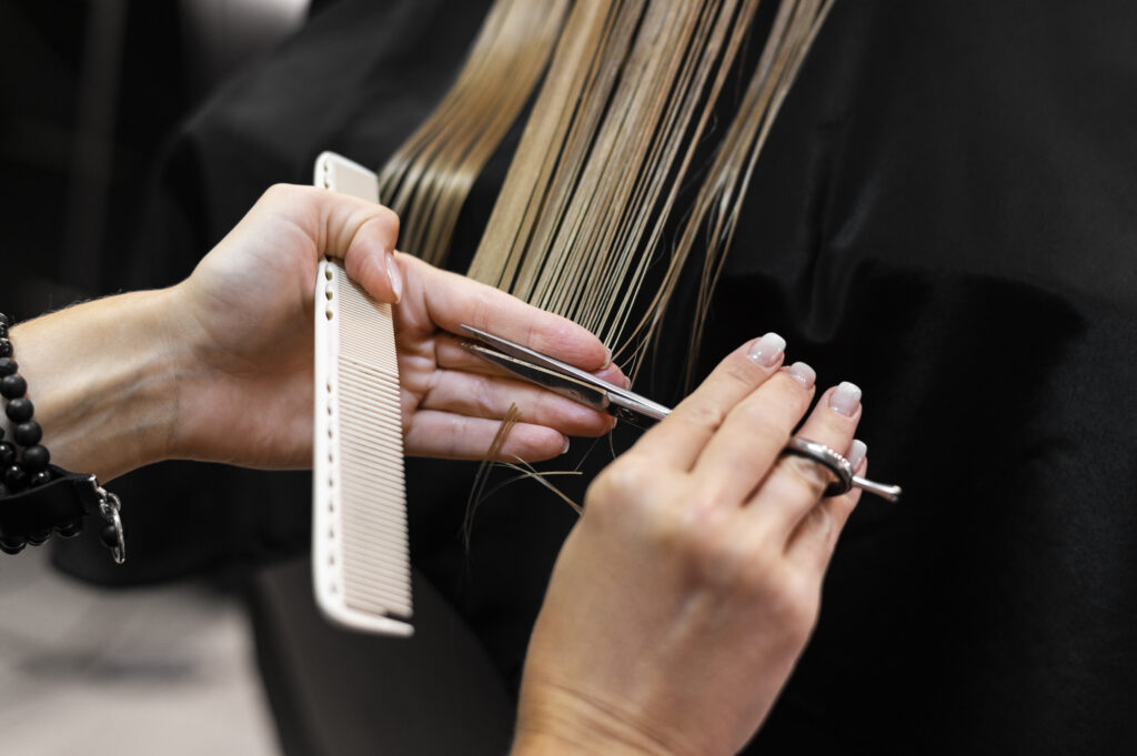 Corte feminino personalizado com tesoura e pente, proporcionando acabamento suave e preciso.