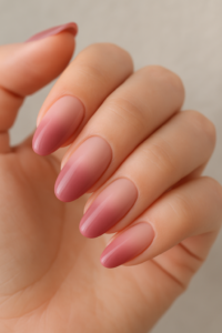 Degradê delicado nas unhas em tons suaves, com acabamento natural e feminino.
