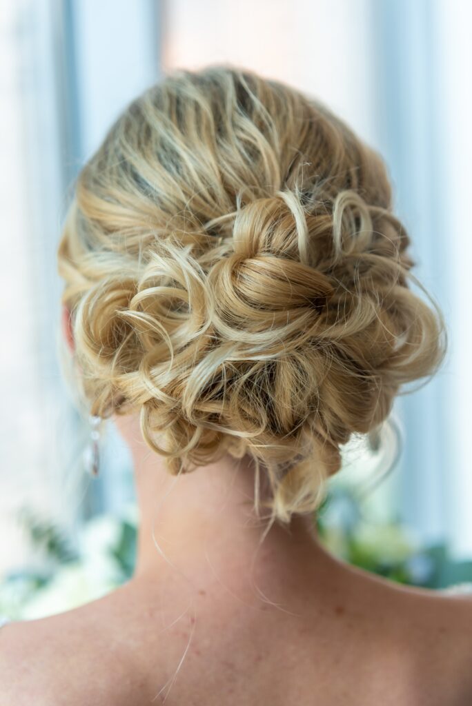 Penteado sofisticado e descomplicado para cabelos curtos, com volume e ondas naturais, ideal para ocasiões especiais.