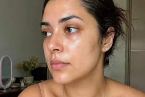 Mulher com pele oleosa e maquiagem natural em luz suave, mostrando um acabamento leve e equilibrado.