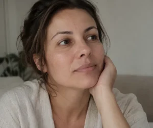 Mulher com expressão serena e sobrancelhas naturais, refletindo uma beleza com menos intervenção nas sobrancelhas.