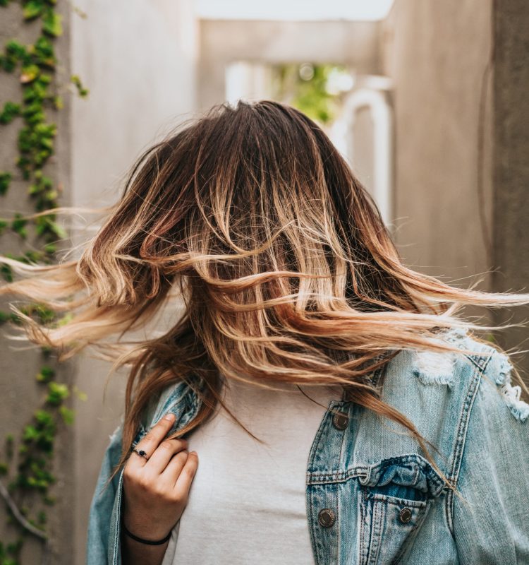 Cabelo em movimento com corte feminino leve, acompanhando o caimento natural dos fios e a harmonia do corpo.