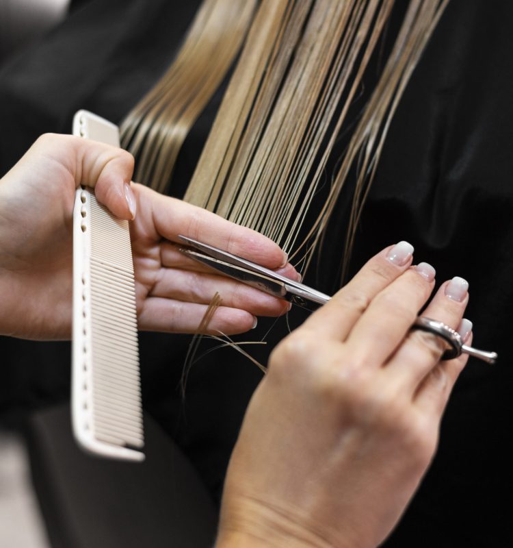 Corte feminino personalizado com tesoura e pente, proporcionando acabamento suave e preciso.