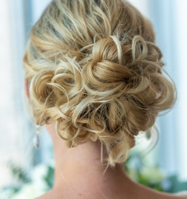 Penteado sofisticado e descomplicado para cabelos curtos, com volume e ondas naturais, ideal para ocasiões especiais.